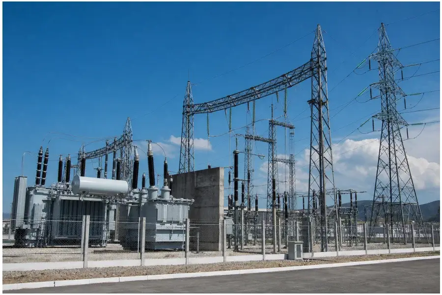 Subestação elétrica e linhas de transmissão representando infraestrutura energética na América Latina.