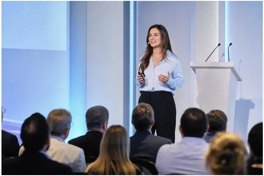 Priscila Cruzatti apresentando no Fórum Saúde Digital 2026 na AACD.