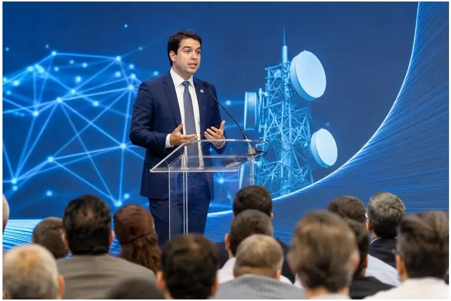 Ministro Frederico de Siqueira Filho discursando em evento corporativo sobre infraestrutura digital em Manaus
