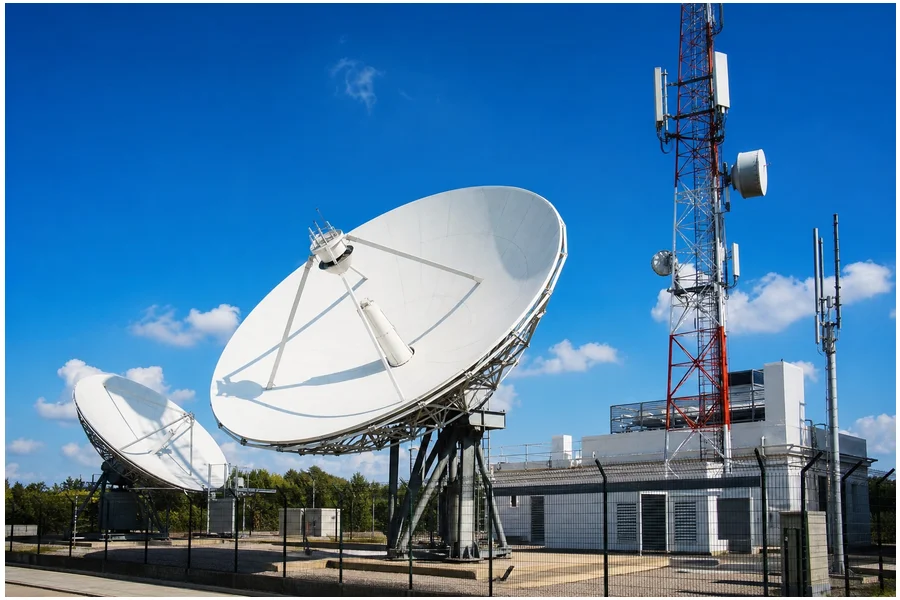Estação terrestre híbrida com antenas de satélite e torres de celular integradas para rede móvel da SpaceX.