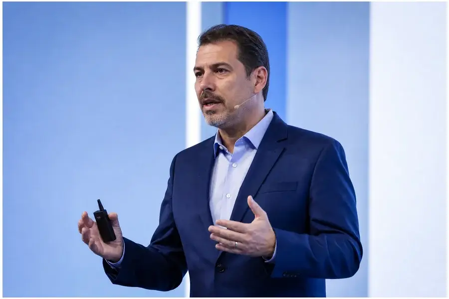 Gustavo Avelar falando em evento corporativo Mundo RD Station, ambiente profissional e moderno, estilo realista.