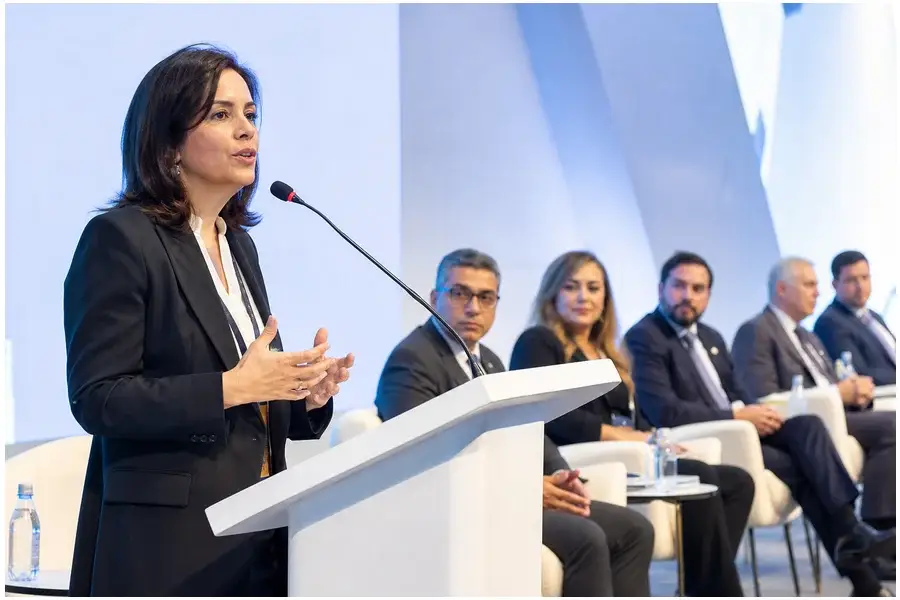 Painel de debate no Amazon ON 2026 em Manaus com especialistas discutindo soberania digital na Amazônia