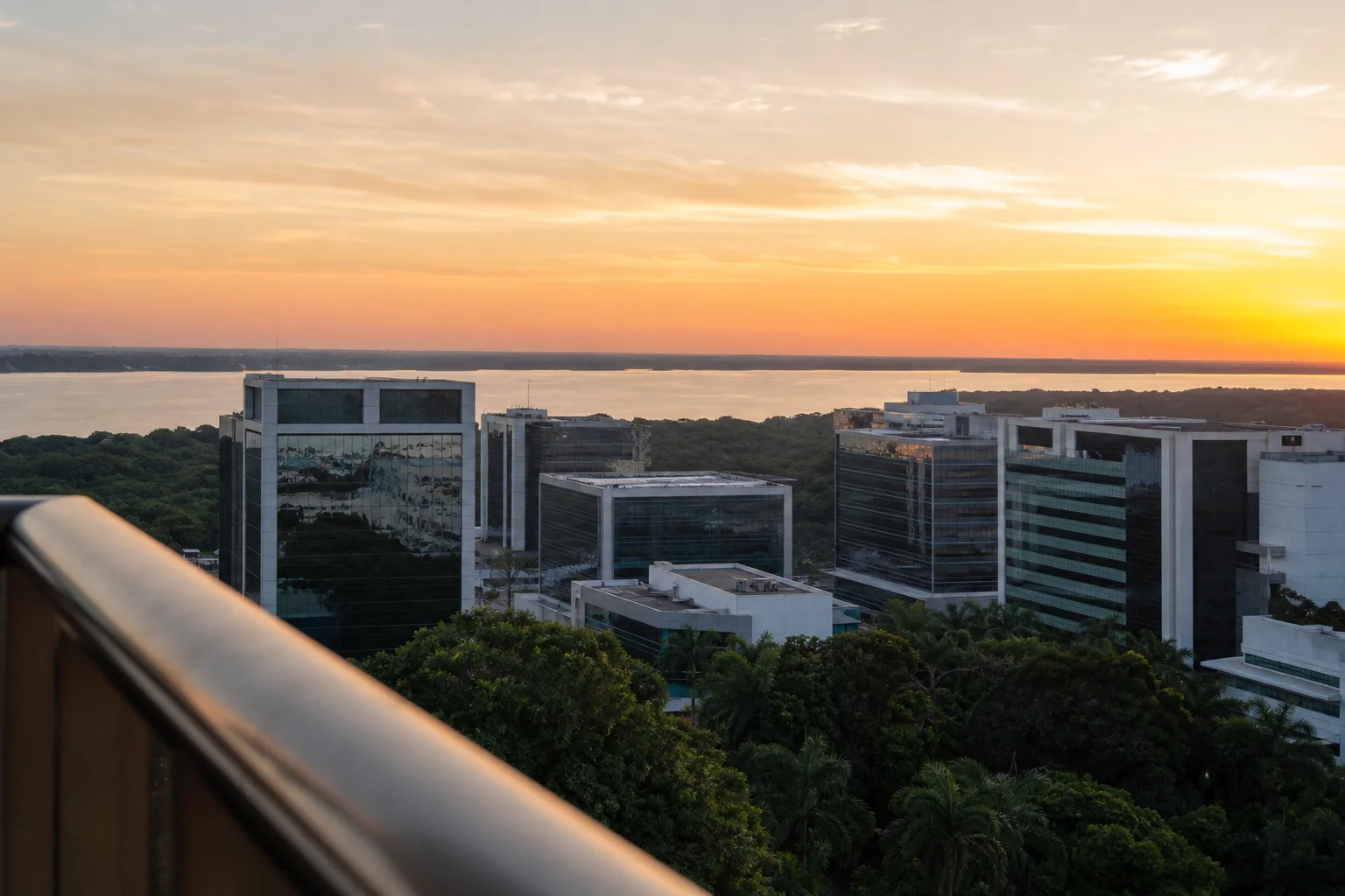 Centro empresarial às margens do rio, em uma cidade amazônica, no fim da tarde.