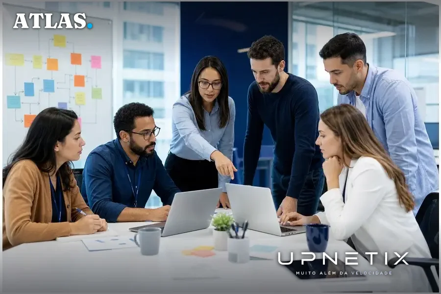 Equipe híbrida de squads do Itaú trabalhando em reengenharia de processos para acelerar desenvolvimento.