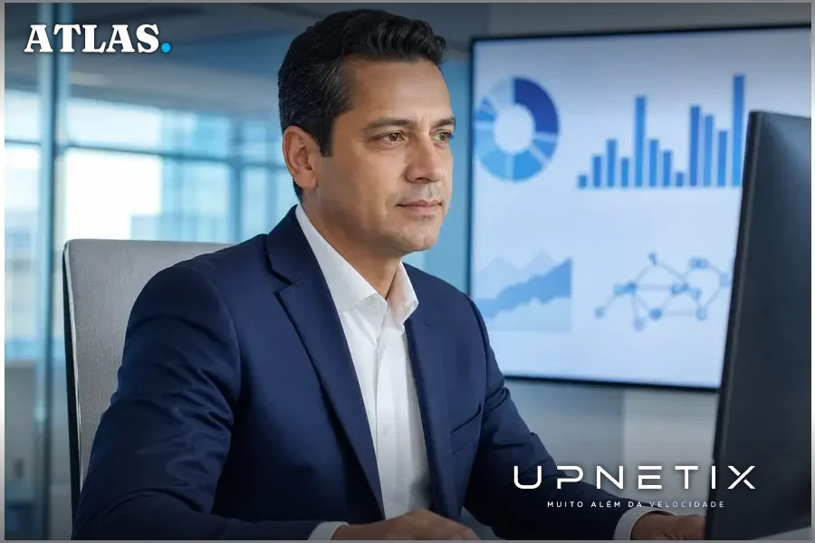Executivo Fernando Capella em ambiente corporativo moderno, analisando gráficos em monitor digital.