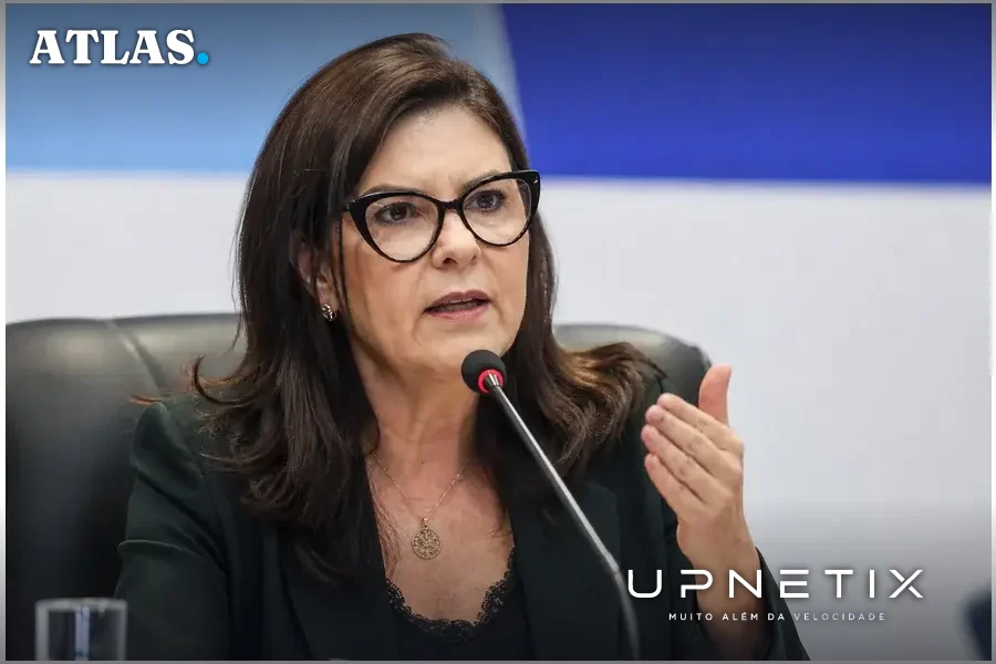 Retrato realista da diretora da ANPD, Míriam Wimmer, falando em evento oficial do TCU.