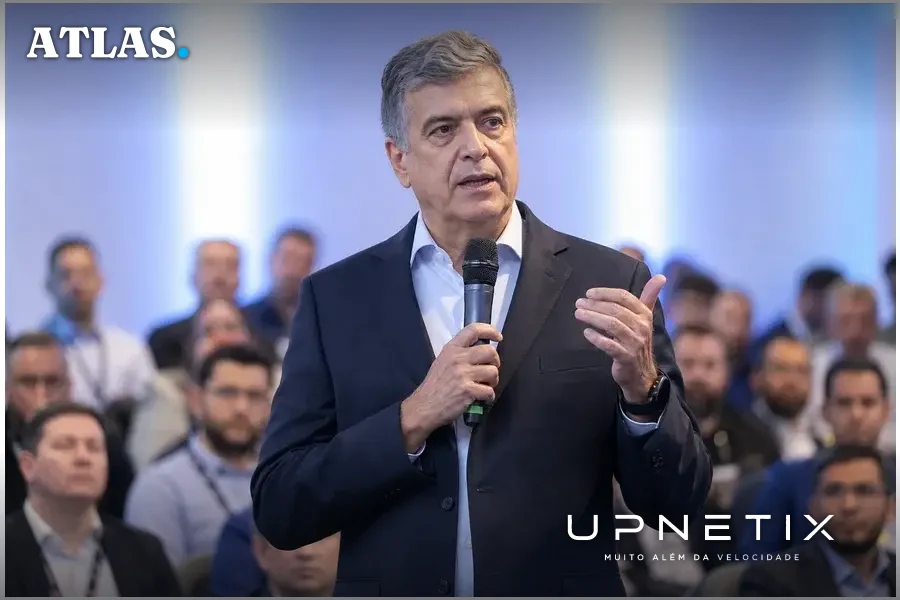 Executivo Tito Costa falando em conferência de tecnologia para público de profissionais de TI