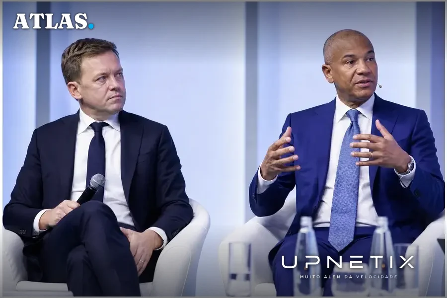 CEOs da ICEYE e Nokia em painel de conferência sobre soberania tecnológica.