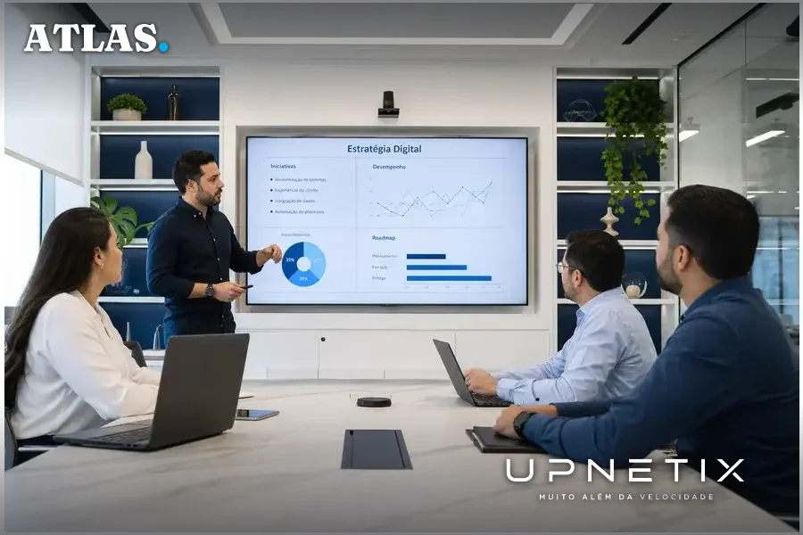 Executivos de TI brasileiros discutindo estratégias digitais em sala de reunião moderna.
