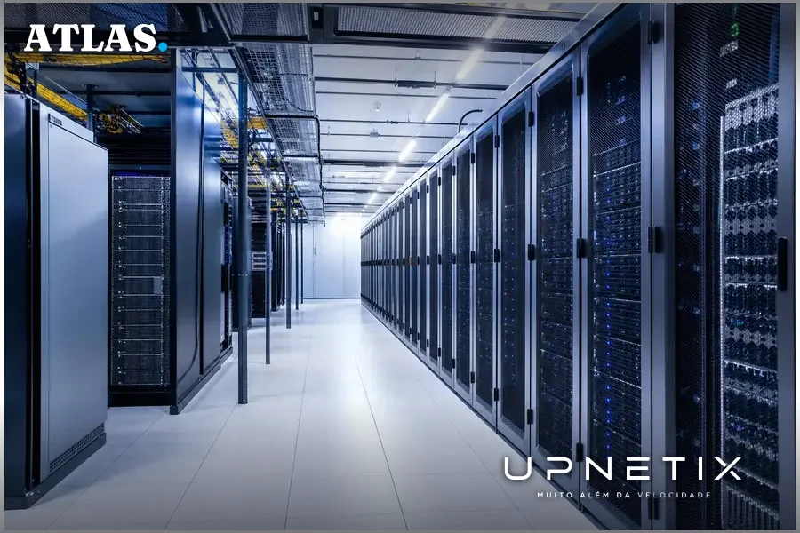 Interior de data center moderno com servidores alinhados e iluminação azulada
