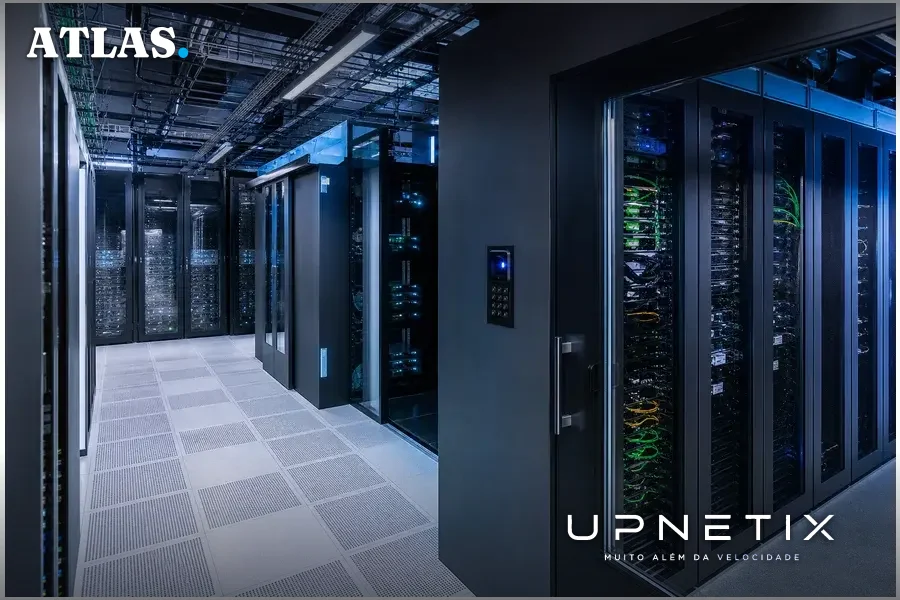 Vista do interior de um data center da Nvidia com servidores e hardware em racks iluminados por luzes azuis.