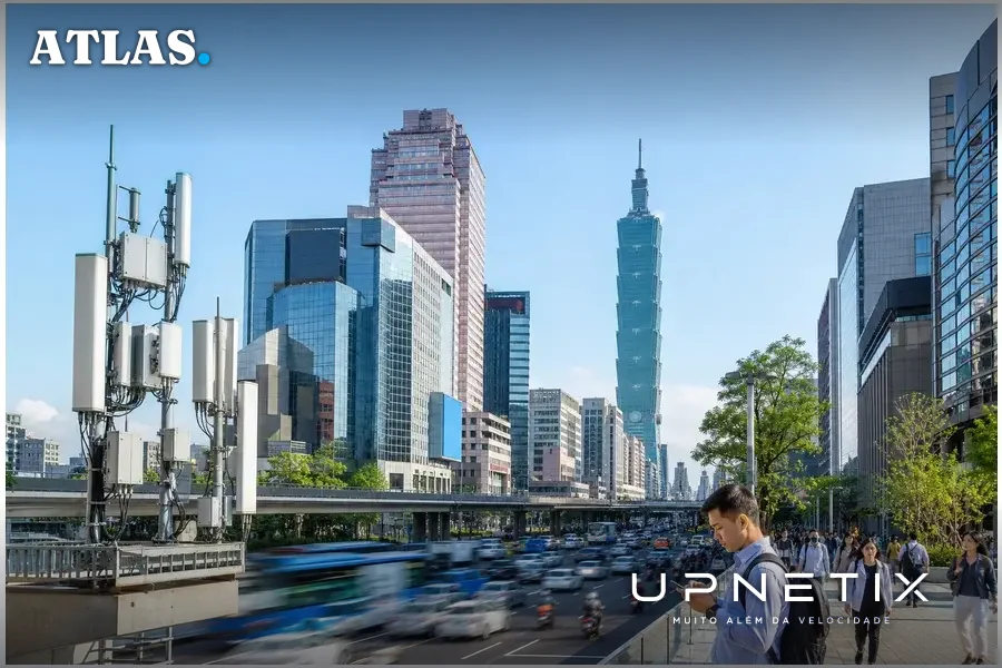 Vista realista da cidade de Taipé com antenas de telecomunicações e prédios modernos representando alta conectividade digital.
