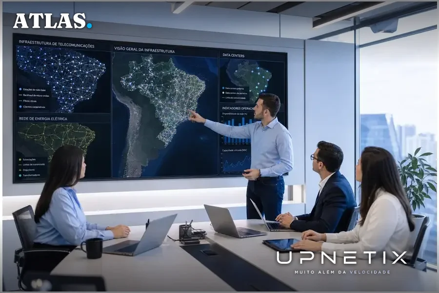 Equipe corporativa analisando mapas digitais integrados de telecom, energia e data centers em reunião