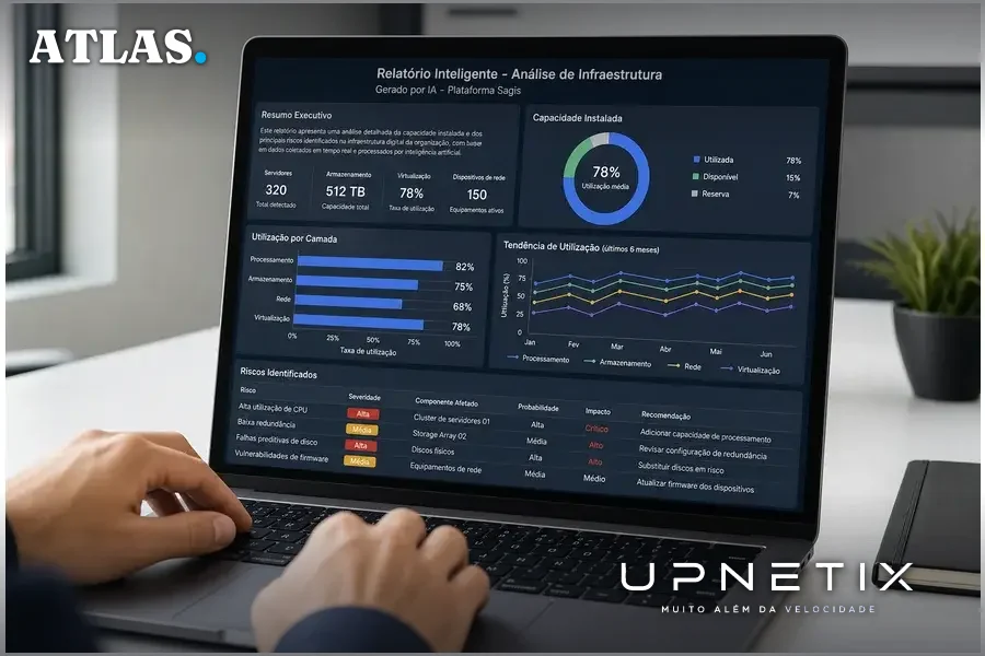 Relatório automatizado por IA da plataforma Sagis exibido em notebook em ambiente corporativo