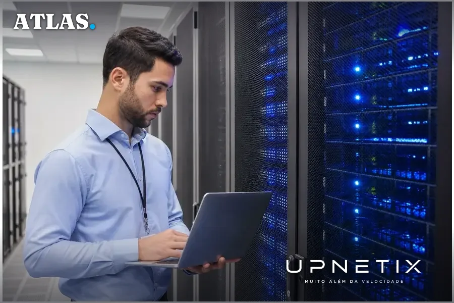 Servidor moderno em data center corporativo com luzes azuis e brancas.