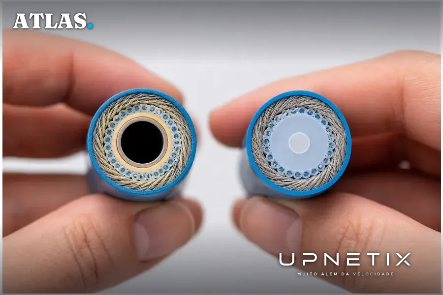Comparação realista em corte transversal entre fibra óptica tradicional e fibra óptica de núcleo oco