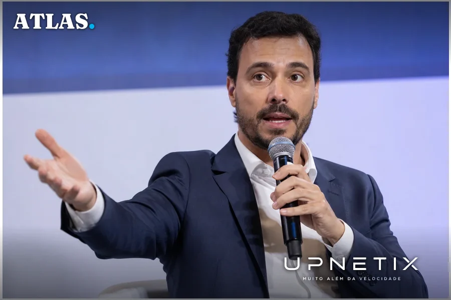 Diogo Della Torres falando durante painel no Futurecom 2026