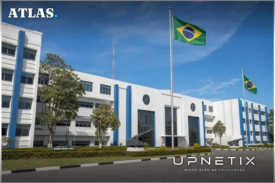 Fachada do Arsenal da Marinha do Rio de Janeiro com bandeiras brasileiras ao vento.