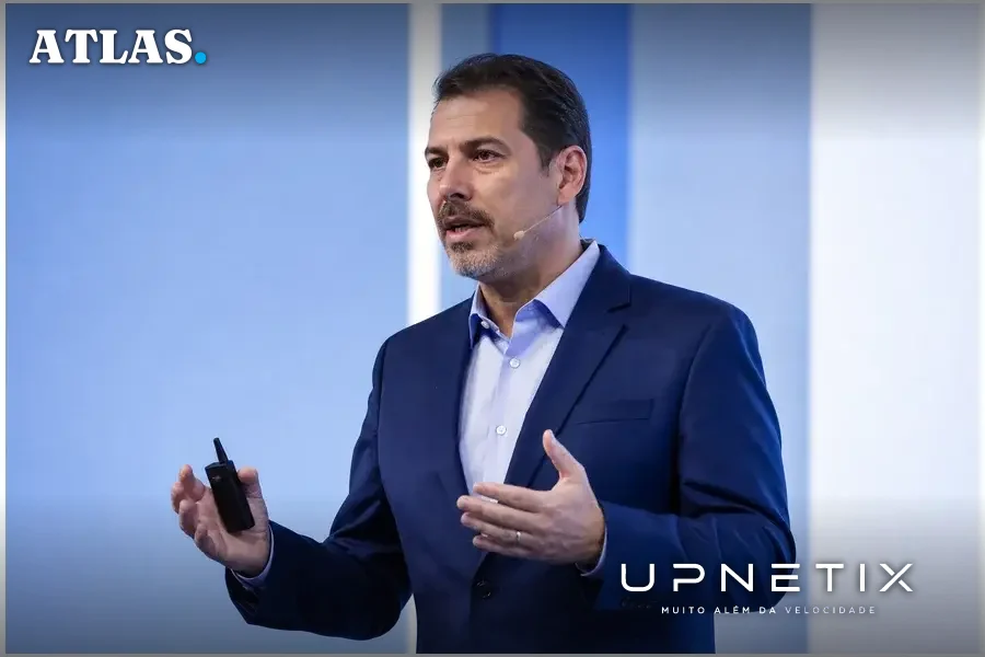 Gustavo Avelar falando em evento corporativo Mundo RD Station, ambiente profissional e moderno, estilo realista.