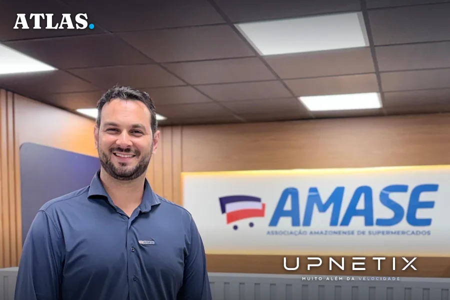 Bruno Cruz, fundador da Upnetix, em ambiente corporativo moderno, com expressão confiante e tecnologia ao fundo.