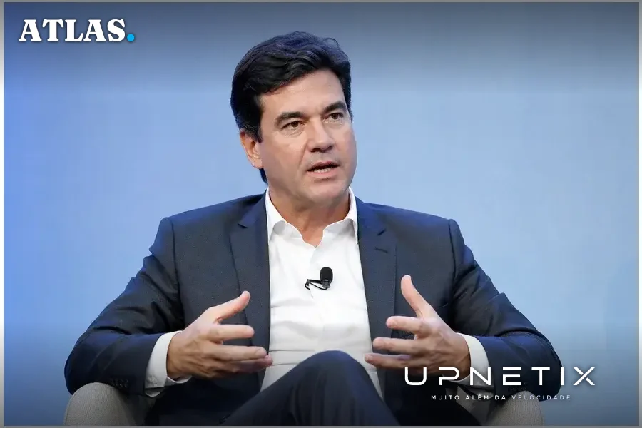 Marcos Ferrari, presidente executivo da Conexis Brasil Digital, durante painel sobre telecomunicações em estúdio corporativo.
