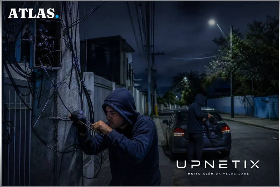 Furto de cabos de fibra óptica em área urbana representando criminalidade