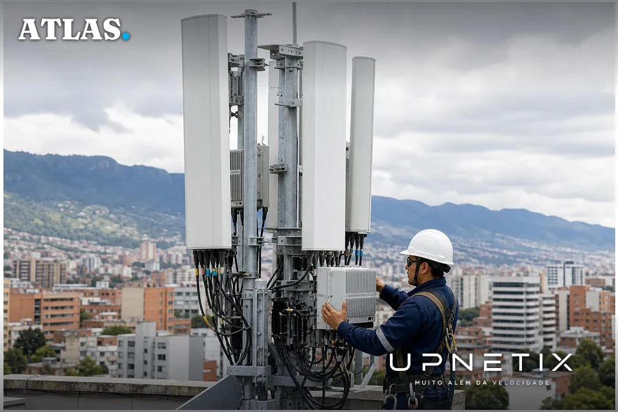 Estação rádio base 5G equipada com antenas e equipamentos compatíveis com Open RAN em ambiente urbano na Colômbia.