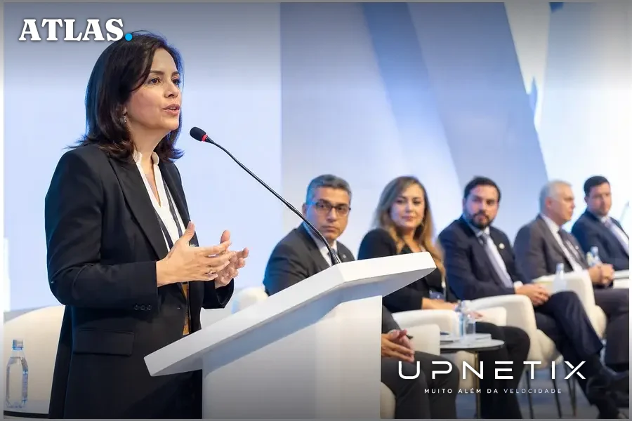 Painel de debate no Amazon ON 2026 em Manaus com especialistas discutindo soberania digital na Amazônia