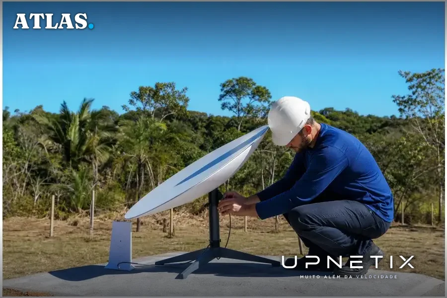 Estação terrena Starlink em área remota do Brasil com prato parabólico instalado.