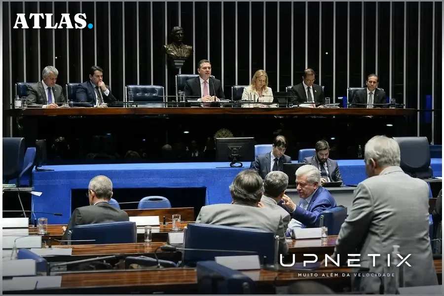 Senadores brasileiros em sessão legislativa debatendo o Marco Legal da Cibersegurança.