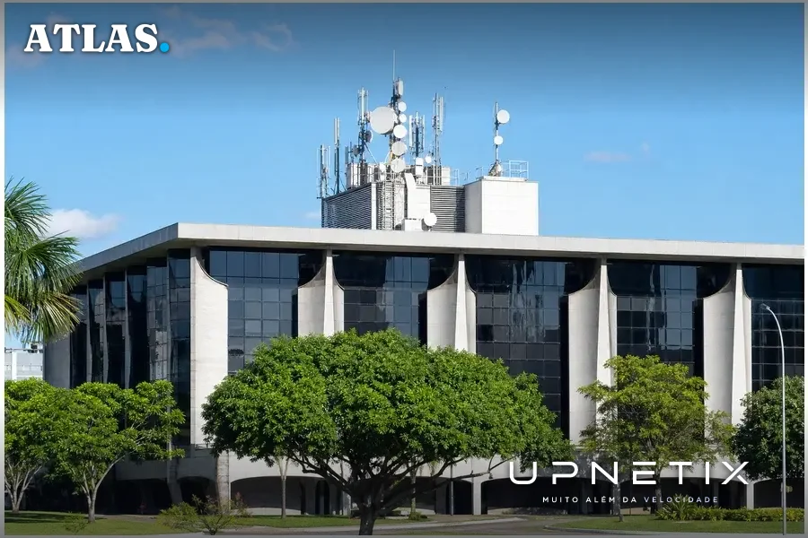 Prédio público federal em Manaus com equipamentos de telecomunicações no topo sob céu azul claro.