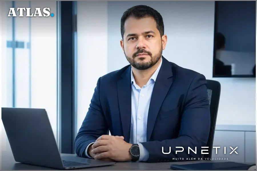 Retrato realista de Lucas Correia, gerente de Segurança Cibernética da GOL, em ambiente corporativo.