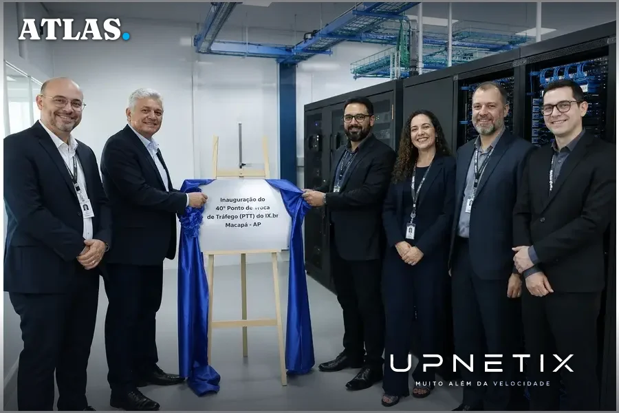 Equipe técnica durante inauguração do PTT do IX.br em Macapá, com equipamentos de rede e servidores ao fundo.