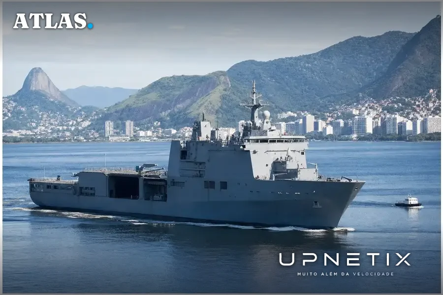 Navio-Doca Multipropósito Bahia navegando na Baía de Guanabara em operação.