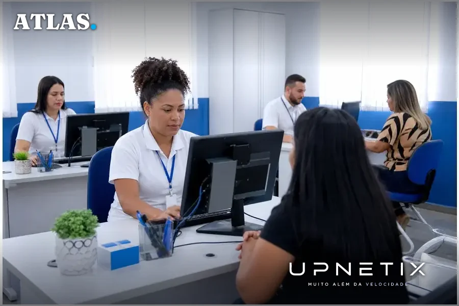 Equipe do CRAS atendendo cidadãos com computadores conectados à internet de alta velocidade.