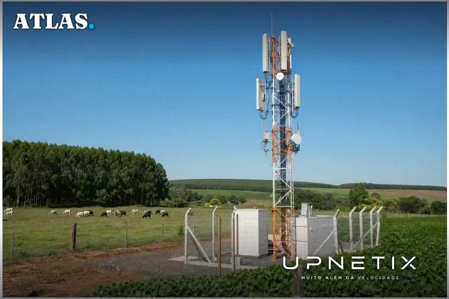 Estação rádio base 4G em fazenda do agronegócio com antenas de rede celular privativa