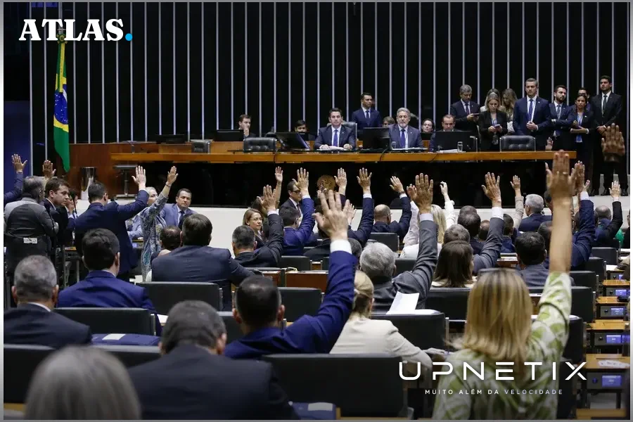Sessão da Câmara dos Deputados em votação do PLP 230/2025 sobre o Fust Direto
