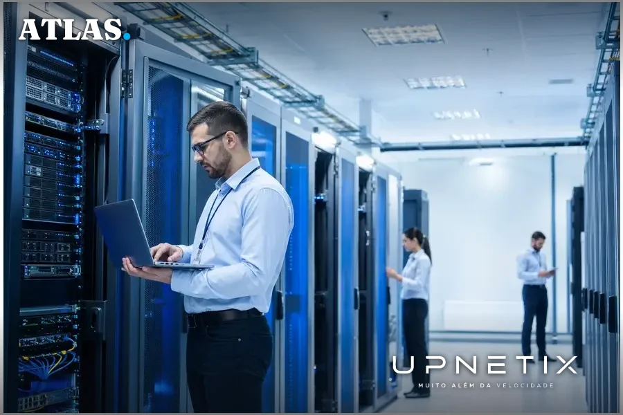 Interior de data center moderno com servidores alinhados e iluminação fria, representando infraestrutura de IA.