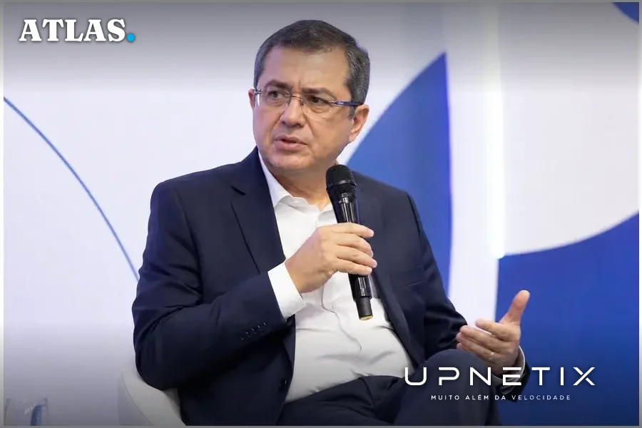 Foto realista de José Roberto Nogueira, CEO da Brisanet, falando em painel da Futurecom 2026