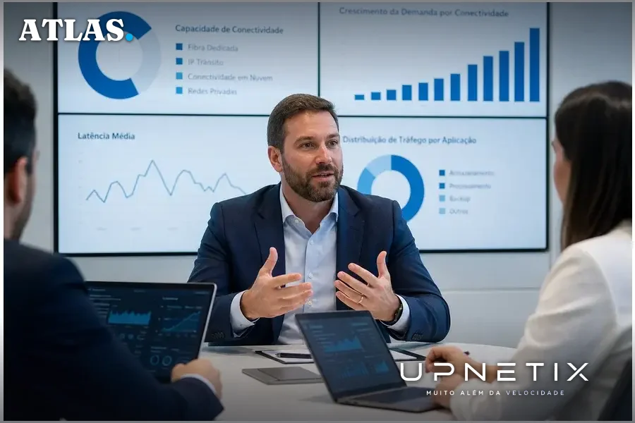 Cassio Ricardo Lehmann discutindo estratégias de conectividade para data centers em reunião corporativa