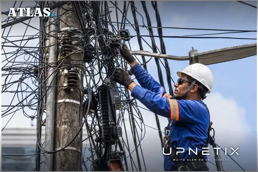 Postes urbanos com infraestrutura complexa de cabos elétricos e de telecomunicações em ambiente realista
