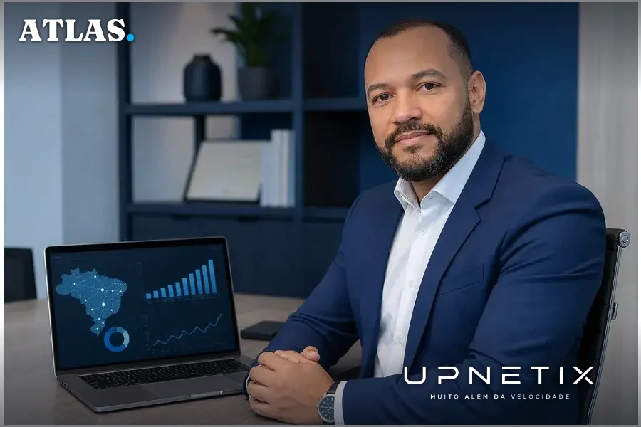 Retrato profissional de Rafael Henrique de Souza, CEO da RT NET, em escritório moderno.