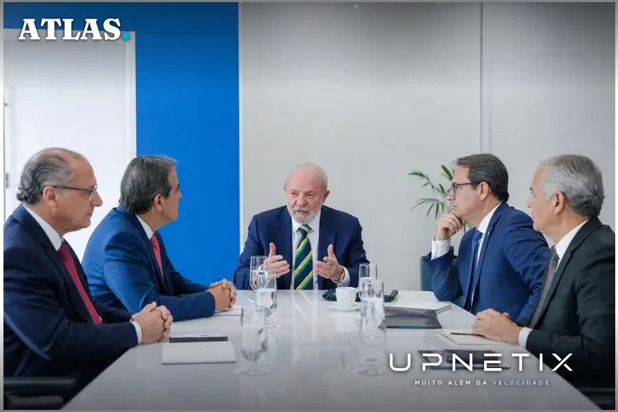 Presidente Lula em reunião com ministros discutindo o Redata em ambiente corporativo moderno