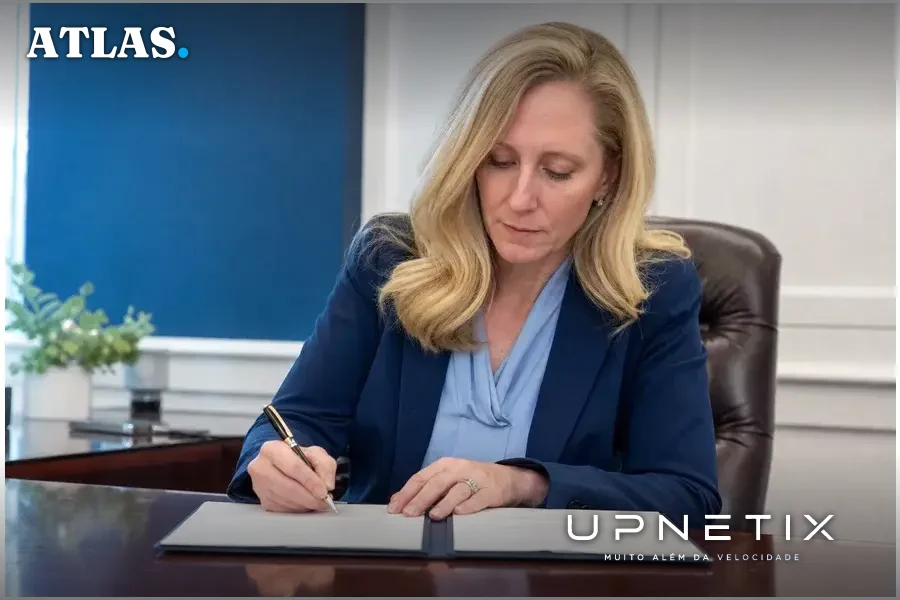 Governadora Abigail Spanberger assinando ordem executiva sobre data centers em escritório moderno