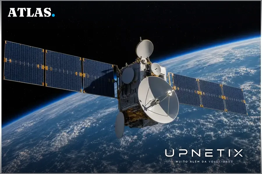 Satélite de comunicação em órbita terrestre com painéis solares e antenas.