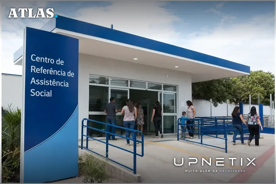 Fachada de unidade CRAS com movimento de pessoas em ambiente urbano brasileiro.