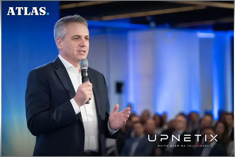 Geraldo Segatto discursando em evento profissional de telecomunicações