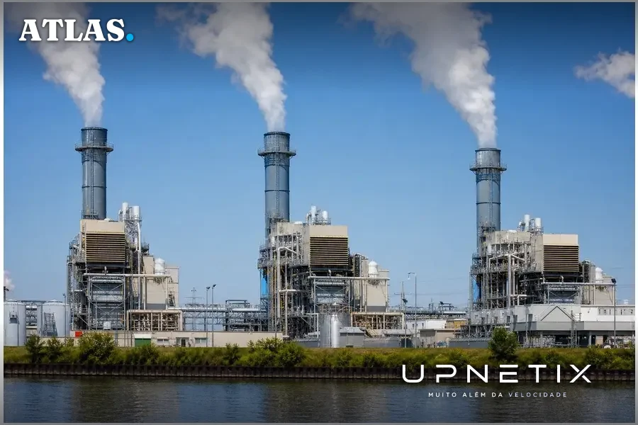 Usina termelétrica a gás em operação no Mississippi com chaminés liberando vapor