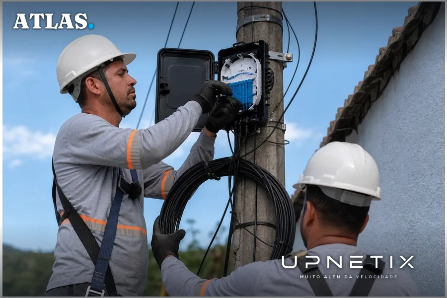 Técnicos de pequeno provedor instalando fibra óptica em cidade do interior
