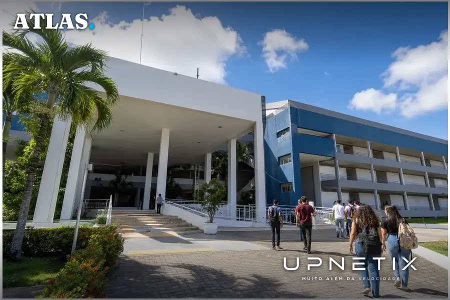 Prédio moderno da UFRN com pessoas na entrada em ambiente acadêmico realista.